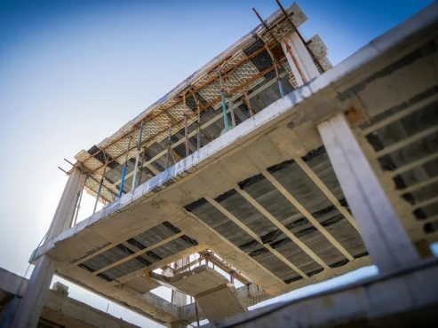 مشروع-الإمام-الخميني-لقوالب-سقف-مبنى-تجاري-باستخدام-القوالب-البلاستيكية-المسطحة